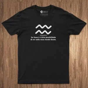 T-shirt Signo Aquário frase Ser louco é a única…